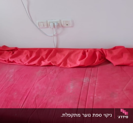 ספה אדומה עם כתמים, זקוקה לניקוי